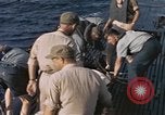 Standbild Evakuierung von Verletzten Pazifik, 1945, aus Sekunde 24 historischem Filmmaterial Videoclip 65675075988