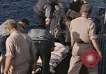 Standbild Evakuierung von Verletzten Pazifik, 1945, aus Sekunde 25 historischem Filmmaterial Videoclip 65675075988