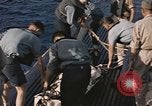 Standbild Evakuierung von Verletzten Pazifik, 1945, aus Sekunde 26 historischem Filmmaterial Videoclip 65675075988