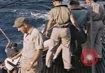 Standbild Evakuierung von Verletzten Pazifik, 1945, aus Sekunde 27 historischem Filmmaterial Videoclip 65675075988