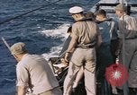 Standbild Evakuierung von Verletzten Pazifik, 1945, aus Sekunde 30 historischem Filmmaterial Videoclip 65675075988
