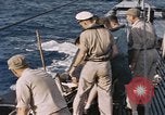 Standbild Evakuierung von Verletzten Pazifik, 1945, aus Sekunde 31 historischem Filmmaterial Videoclip 65675075988