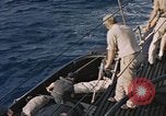 Standbild Evakuierung von Verletzten Pazifik, 1945, aus Sekunde 32 historischem Filmmaterial Videoclip 65675075988
