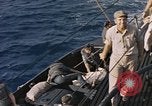 Standbild Evakuierung von Verletzten Pazifik, 1945, aus Sekunde 35 historischem Filmmaterial Videoclip 65675075988