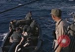 Standbild Evakuierung von Verletzten Pazifik, 1945, aus Sekunde 43 historischem Filmmaterial Videoclip 65675075988