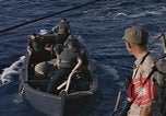 Standbild Evakuierung von Verletzten Pazifik, 1945, aus Sekunde 44 historischem Filmmaterial Videoclip 65675075988