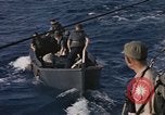 Standbild Evakuierung von Verletzten Pazifik, 1945, aus Sekunde 45 historischem Filmmaterial Videoclip 65675075988