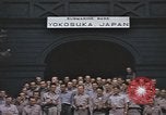 Immagine di US Naval ufficiali pongono a Yokosuka base sottomarina Yokosuka iJapan, 1945, secondo 31 filmato di repertorio 65675076033