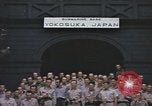 Immagine di US Naval ufficiali pongono a Yokosuka base sottomarina Yokosuka iJapan, 1945, secondo 32 filmato di repertorio 65675076033