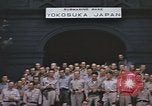 Immagine di US Naval ufficiali pongono a Yokosuka base sottomarina Yokosuka iJapan, 1945, secondo 33 filmato di repertorio 65675076033