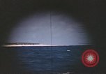 Standbild Blick durch das amerikanische U-Boot-Periskop Midway Island, 1942, aus Sekunde 18 historischem Filmmaterial Videoclip 65675076036