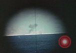 Standbild periscope Blick vom amerikanischen U-Boot Midway Island, 1942, aus Sekunde 48 historischem Filmmaterial Videoclip 65675076040