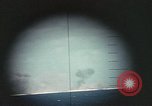 Standbild periscope Blick vom amerikanischen U-Boot Midway Island, 1942, aus Sekunde 49 historischem Filmmaterial Videoclip 65675076040