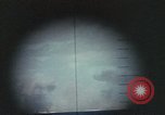 Standbild periscope Blick vom amerikanischen U-Boot Midway Island, 1942, aus Sekunde 52 historischem Filmmaterial Videoclip 65675076040