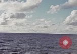 Standbild United States U-Boot unterwegs auf der Oberfläche Pazifik, 1942, aus Sekunde 14 historischem Filmmaterial Videoclip 65675076041