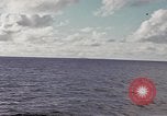 Standbild United States U-Boot unterwegs auf der Oberfläche Pazifik, 1942, aus Sekunde 20 historischem Filmmaterial Videoclip 65675076041