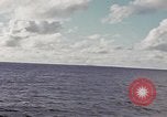 Standbild United States U-Boot unterwegs auf der Oberfläche Pazifik, 1942, aus Sekunde 25 historischem Filmmaterial Videoclip 65675076041