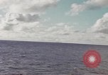 Standbild United States U-Boot unterwegs auf der Oberfläche Pazifik, 1942, aus Sekunde 26 historischem Filmmaterial Videoclip 65675076041