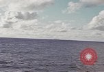 Standbild United States U-Boot unterwegs auf der Oberfläche Pazifik, 1942, aus Sekunde 28 historischem Filmmaterial Videoclip 65675076041
