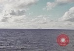 Standbild United States U-Boot unterwegs auf der Oberfläche Pazifik, 1942, aus Sekunde 32 historischem Filmmaterial Videoclip 65675076041