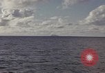 Standbild United States U-Boot unterwegs auf der Oberfläche Pazifik, 1942, aus Sekunde 33 historischem Filmmaterial Videoclip 65675076041