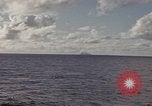 Standbild United States U-Boot unterwegs auf der Oberfläche Pazifik, 1942, aus Sekunde 40 historischem Filmmaterial Videoclip 65675076041