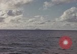 Standbild United States U-Boot unterwegs auf der Oberfläche Pazifik, 1942, aus Sekunde 45 historischem Filmmaterial Videoclip 65675076041