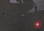 Standbild Überlebende des versunkenen japanischen Zerstörers ergeben sich den Matrosen auf Amerikaner U-Boot Pazifik, 1945, aus Sekunde 1 historischem Filmmaterial Videoclip 65675076042