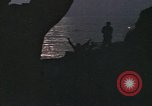 Standbild Überlebende des versunkenen japanischen Zerstörers ergeben sich den Matrosen auf Amerikaner U-Boot Pazifik, 1945, aus Sekunde 3 historischem Filmmaterial Videoclip 65675076042