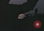 Standbild Überlebende des versunkenen japanischen Zerstörers ergeben sich den Matrosen auf Amerikaner U-Boot Pazifik, 1945, aus Sekunde 4 historischem Filmmaterial Videoclip 65675076042