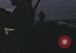 Standbild Überlebende des versunkenen japanischen Zerstörers ergeben sich den Matrosen auf Amerikaner U-Boot Pazifik, 1945, aus Sekunde 5 historischem Filmmaterial Videoclip 65675076042