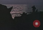 Standbild Überlebende des versunkenen japanischen Zerstörers ergeben sich den Matrosen auf Amerikaner U-Boot Pazifik, 1945, aus Sekunde 6 historischem Filmmaterial Videoclip 65675076042