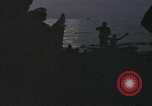 Standbild Überlebende des versunkenen japanischen Zerstörers ergeben sich den Matrosen auf Amerikaner U-Boot Pazifik, 1945, aus Sekunde 7 historischem Filmmaterial Videoclip 65675076042