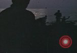 Standbild Überlebende des versunkenen japanischen Zerstörers ergeben sich den Matrosen auf Amerikaner U-Boot Pazifik, 1945, aus Sekunde 8 historischem Filmmaterial Videoclip 65675076042