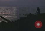 Standbild Überlebende des versunkenen japanischen Zerstörers ergeben sich den Matrosen auf Amerikaner U-Boot Pazifik, 1945, aus Sekunde 9 historischem Filmmaterial Videoclip 65675076042