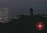 Standbild Überlebende des versunkenen japanischen Zerstörers ergeben sich den Matrosen auf Amerikaner U-Boot Pazifik, 1945, aus Sekunde 10 historischem Filmmaterial Videoclip 65675076042