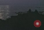 Standbild Überlebende des versunkenen japanischen Zerstörers ergeben sich den Matrosen auf Amerikaner U-Boot Pazifik, 1945, aus Sekunde 12 historischem Filmmaterial Videoclip 65675076042
