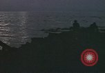 Standbild Überlebende des versunkenen japanischen Zerstörers ergeben sich den Matrosen auf Amerikaner U-Boot Pazifik, 1945, aus Sekunde 13 historischem Filmmaterial Videoclip 65675076042