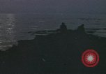 Standbild Überlebende des versunkenen japanischen Zerstörers ergeben sich den Matrosen auf Amerikaner U-Boot Pazifik, 1945, aus Sekunde 14 historischem Filmmaterial Videoclip 65675076042