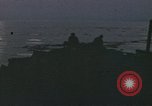 Standbild Überlebende des versunkenen japanischen Zerstörers ergeben sich den Matrosen auf Amerikaner U-Boot Pazifik, 1945, aus Sekunde 15 historischem Filmmaterial Videoclip 65675076042