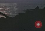 Standbild Überlebende des versunkenen japanischen Zerstörers ergeben sich den Matrosen auf Amerikaner U-Boot Pazifik, 1945, aus Sekunde 17 historischem Filmmaterial Videoclip 65675076042