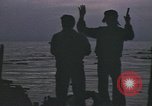 Standbild Überlebende des versunkenen japanischen Zerstörers ergeben sich den Matrosen auf Amerikaner U-Boot Pazifik, 1945, aus Sekunde 22 historischem Filmmaterial Videoclip 65675076042
