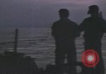 Standbild Überlebende des versunkenen japanischen Zerstörers ergeben sich den Matrosen auf Amerikaner U-Boot Pazifik, 1945, aus Sekunde 23 historischem Filmmaterial Videoclip 65675076042