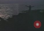 Standbild Überlebende des versunkenen japanischen Zerstörers ergeben sich den Matrosen auf Amerikaner U-Boot Pazifik, 1945, aus Sekunde 24 historischem Filmmaterial Videoclip 65675076042