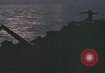 Standbild Überlebende des versunkenen japanischen Zerstörers ergeben sich den Matrosen auf Amerikaner U-Boot Pazifik, 1945, aus Sekunde 25 historischem Filmmaterial Videoclip 65675076042