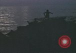 Standbild Überlebende des versunkenen japanischen Zerstörers ergeben sich den Matrosen auf Amerikaner U-Boot Pazifik, 1945, aus Sekunde 26 historischem Filmmaterial Videoclip 65675076042
