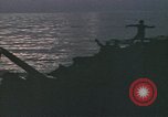 Standbild Überlebende des versunkenen japanischen Zerstörers ergeben sich den Matrosen auf Amerikaner U-Boot Pazifik, 1945, aus Sekunde 27 historischem Filmmaterial Videoclip 65675076042