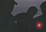 Standbild Überlebende des versunkenen japanischen Zerstörers ergeben sich den Matrosen auf Amerikaner U-Boot Pazifik, 1945, aus Sekunde 33 historischem Filmmaterial Videoclip 65675076042