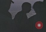Standbild Überlebende des versunkenen japanischen Zerstörers ergeben sich den Matrosen auf Amerikaner U-Boot Pazifik, 1945, aus Sekunde 34 historischem Filmmaterial Videoclip 65675076042