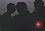 Standbild Überlebende des versunkenen japanischen Zerstörers ergeben sich den Matrosen auf Amerikaner U-Boot Pazifik, 1945, aus Sekunde 35 historischem Filmmaterial Videoclip 65675076042